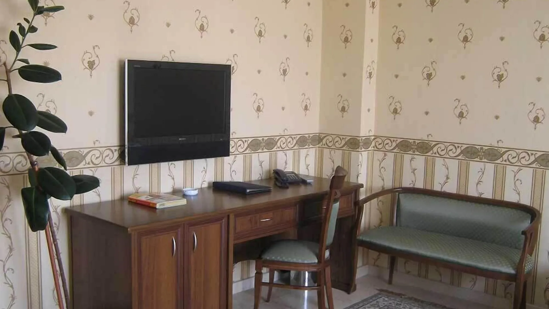 Royal Petrol Hotel Almaty 3*,